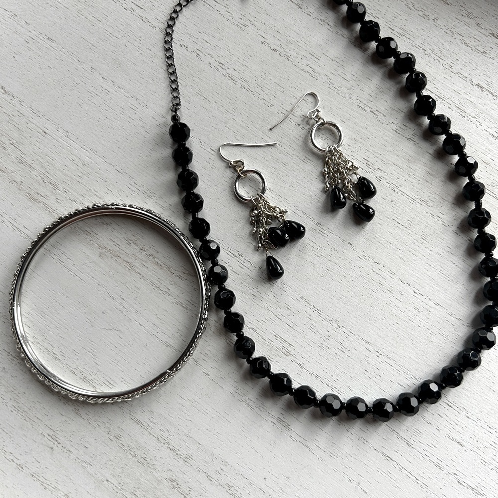 Necklace, bangle bracelet & earrings (Set)
